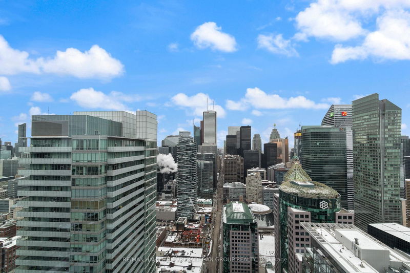 home for lease on 4606-327 King Street W