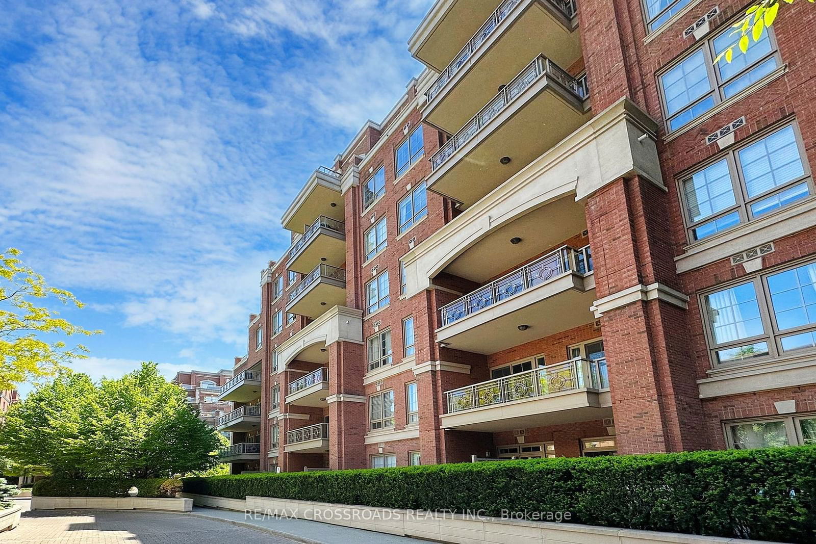 Condo sold at 223-20 Burkebrook Place, Toronto, Bridle Path-Sunnybrook-York Mills, M4G 0A1 - MLS: C11950451