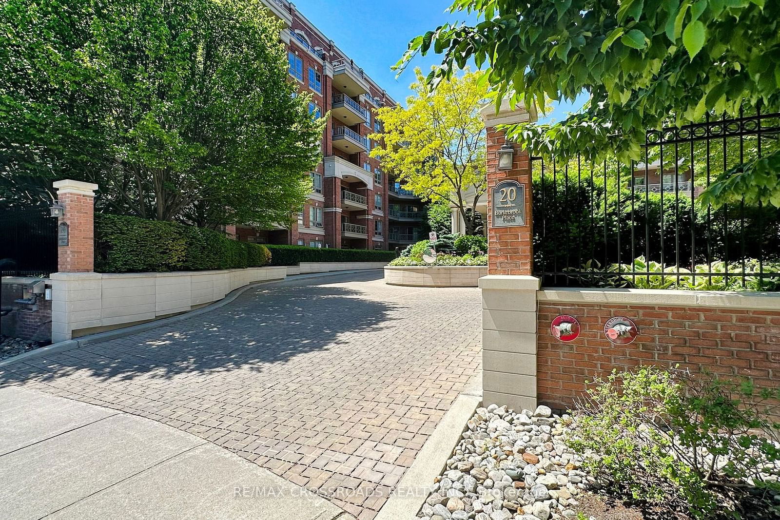 Condo sold at 223-20 Burkebrook Place, Toronto, Bridle Path-Sunnybrook-York Mills, M4G 0A1 - MLS: C11950451