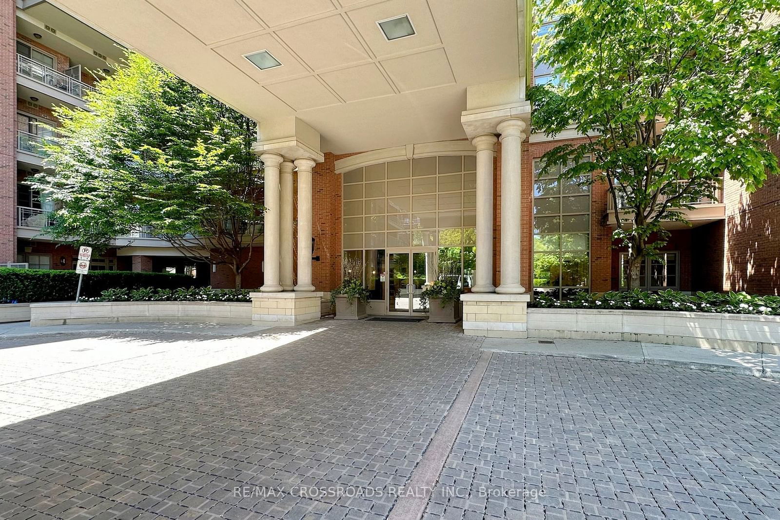 Condo sold at 223-20 Burkebrook Place, Toronto, Bridle Path-Sunnybrook-York Mills, M4G 0A1 - MLS: C11950451