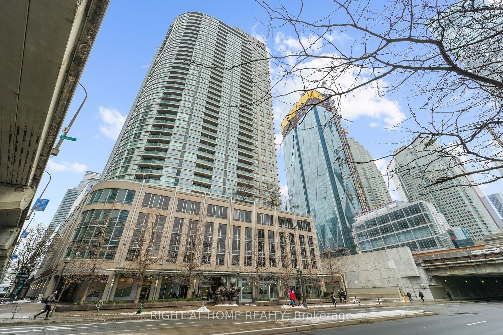 Condo for sale at 2315-18 Yonge Street, Toronto, Waterfront Communities C1, M5E 1Z8 - MLS: C11950984