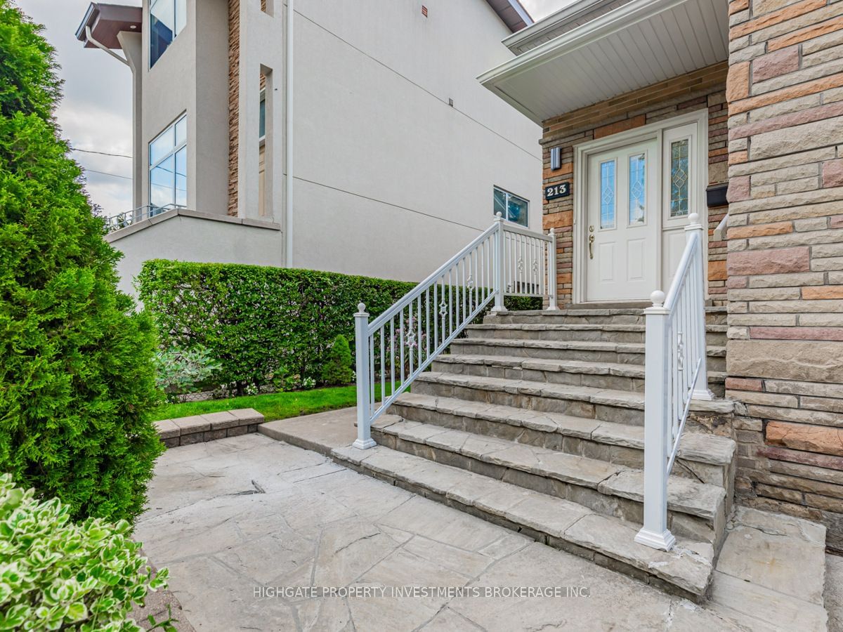 Detached House for lease at 213 Briar Hill Avenue, Toronto, Lawrence Park South, M4R 1J1 - MLS: C11951233