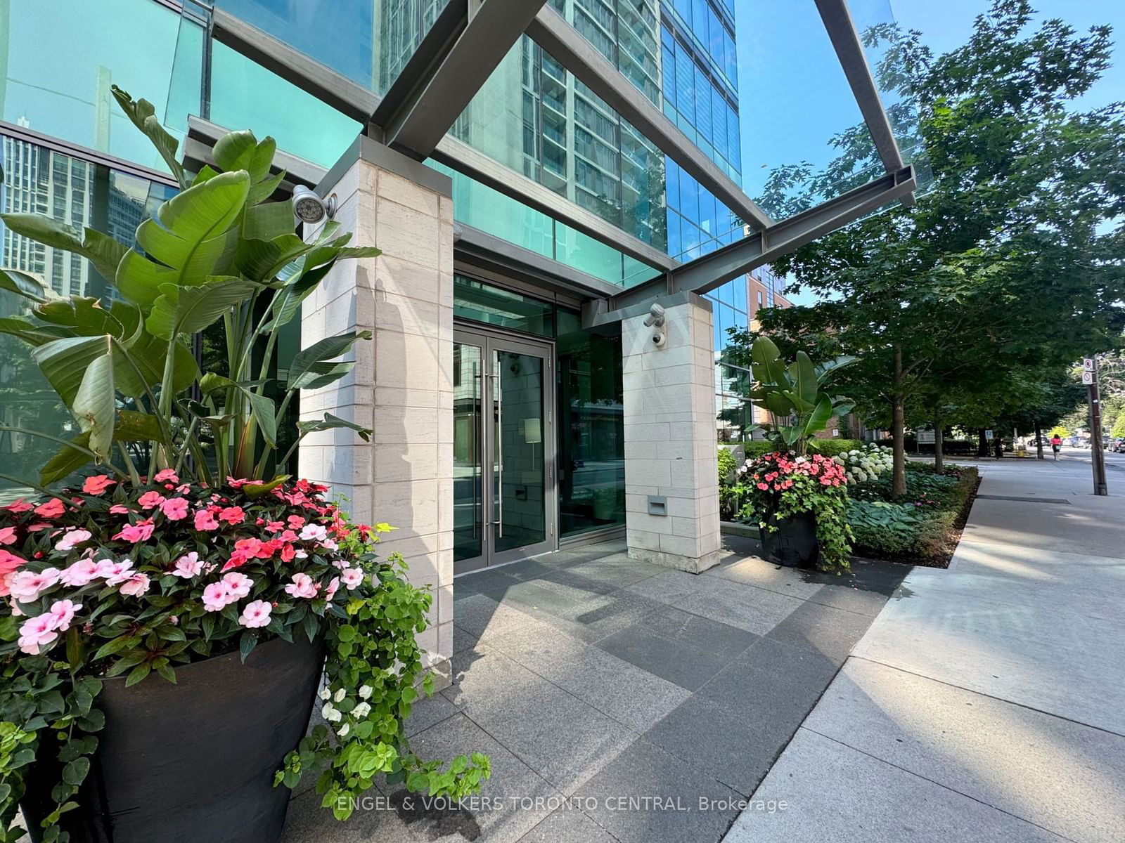 Condo for sale at 802-77 Charles Street, Toronto, Bay Street Corridor, M5S 0B2 - MLS: C11952233