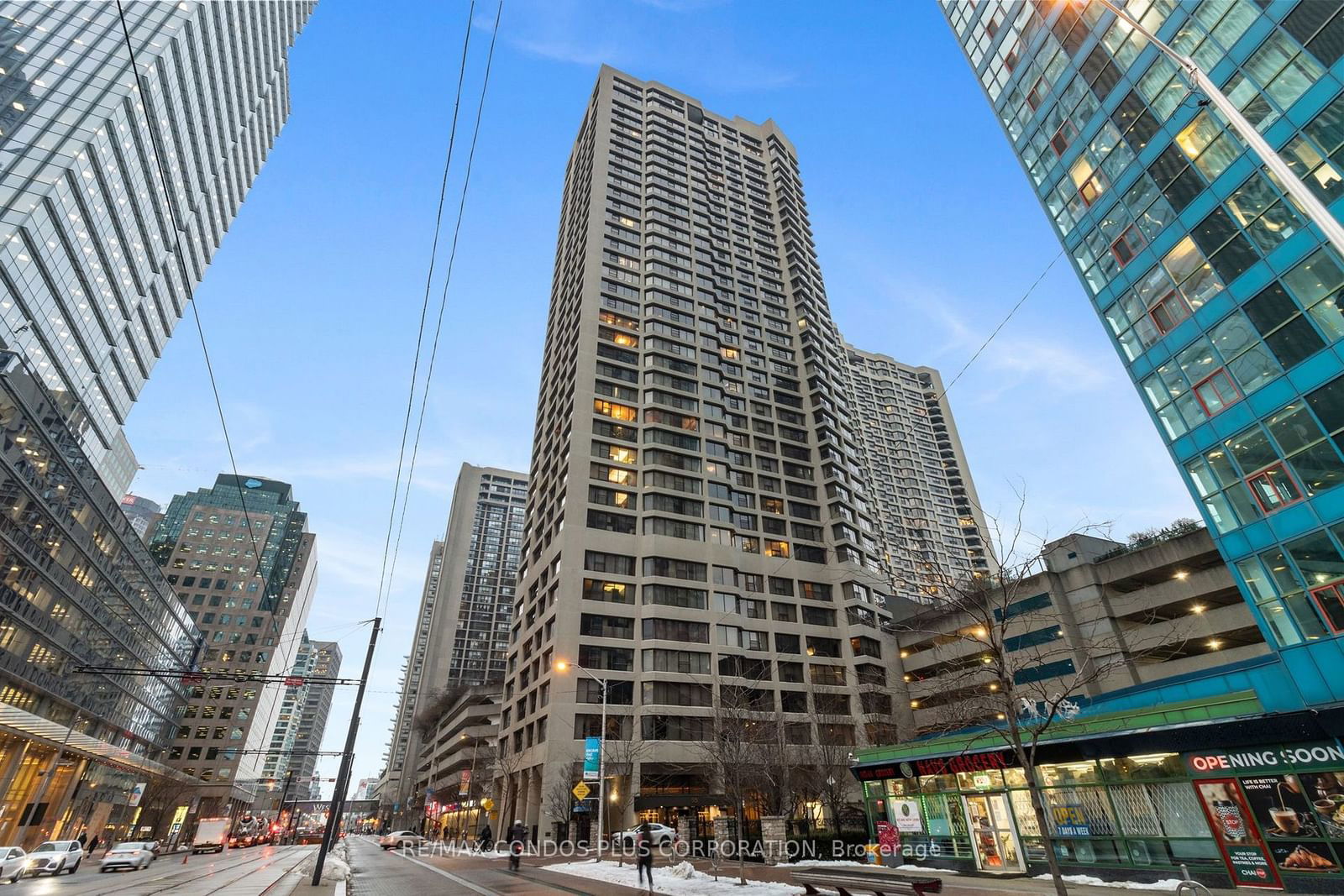 Condo for sale at 1417-55 Harbour Square, Toronto, Waterfront Communities C1, M5J 2L1 - MLS: C11952471