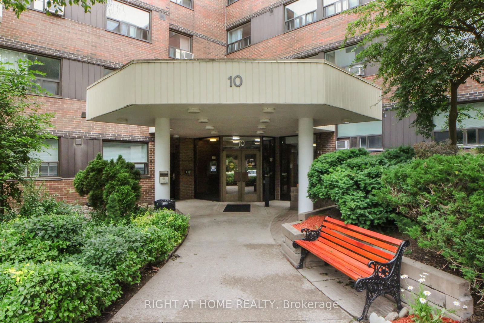 Condo sold at 117-10 Sunrise Avenue, Toronto, Victoria Village, M4A 2R1 - MLS: C11954317