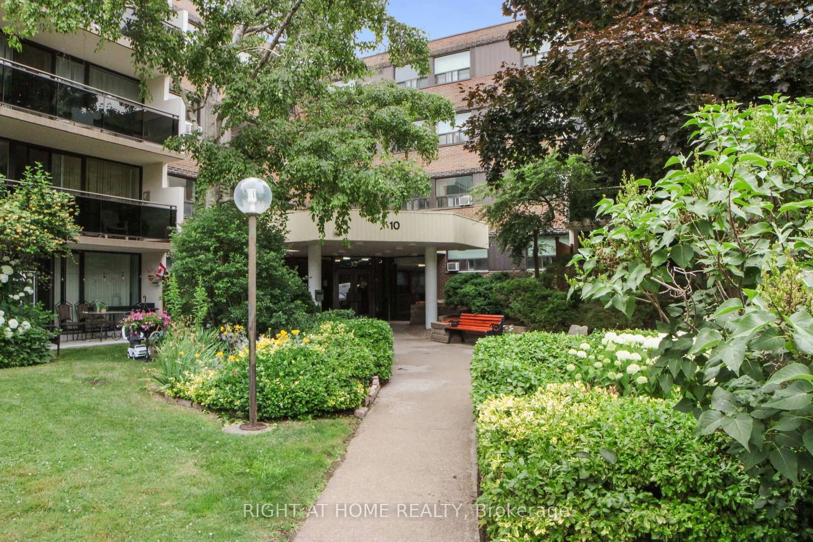 Condo sold at 117-10 Sunrise Avenue, Toronto, Victoria Village, M4A 2R1 - MLS: C11954317