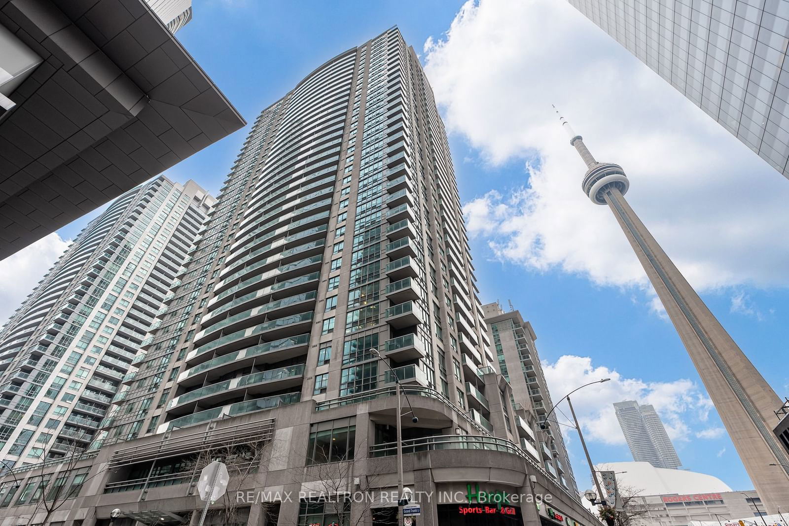 Condo leased at 806-30 Grand Trunk Crescent, Toronto, Waterfront Communities C1, M5J 3A4 - MLS: C11954697