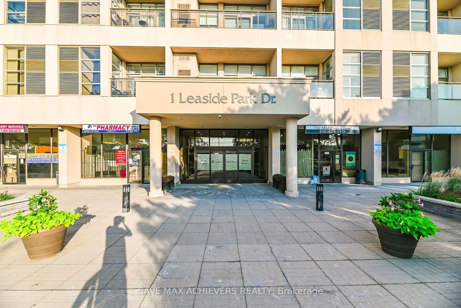 Condo for sale at 305-1 Leaside Park Drive, Toronto, Thorncliffe Park, M4H 1R1 - MLS: C11956489