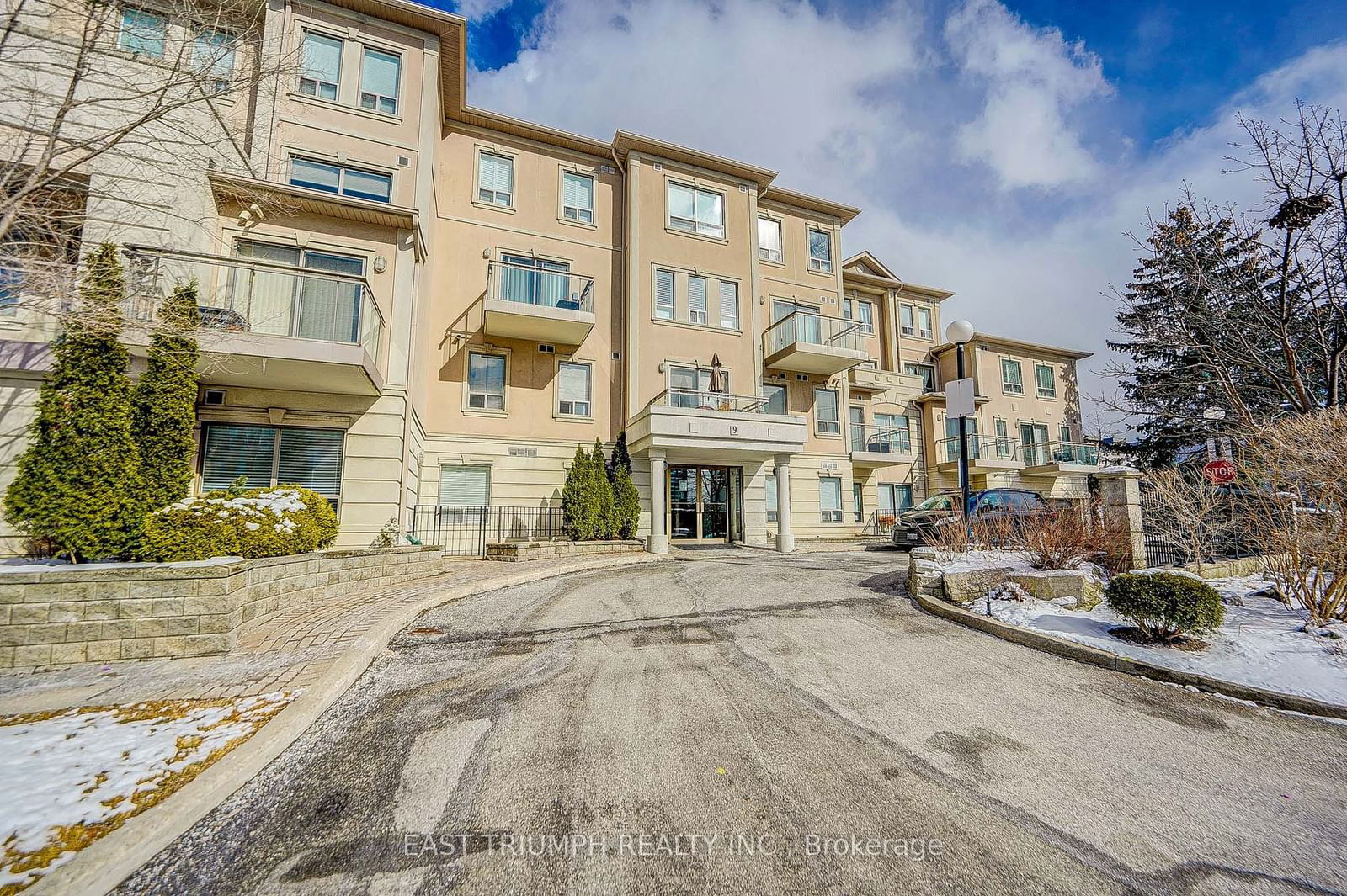 Townhouse for lease at 302-9 Greenbriar Road, Toronto, Bayview Village, M2K 1H4 - MLS: C11956557