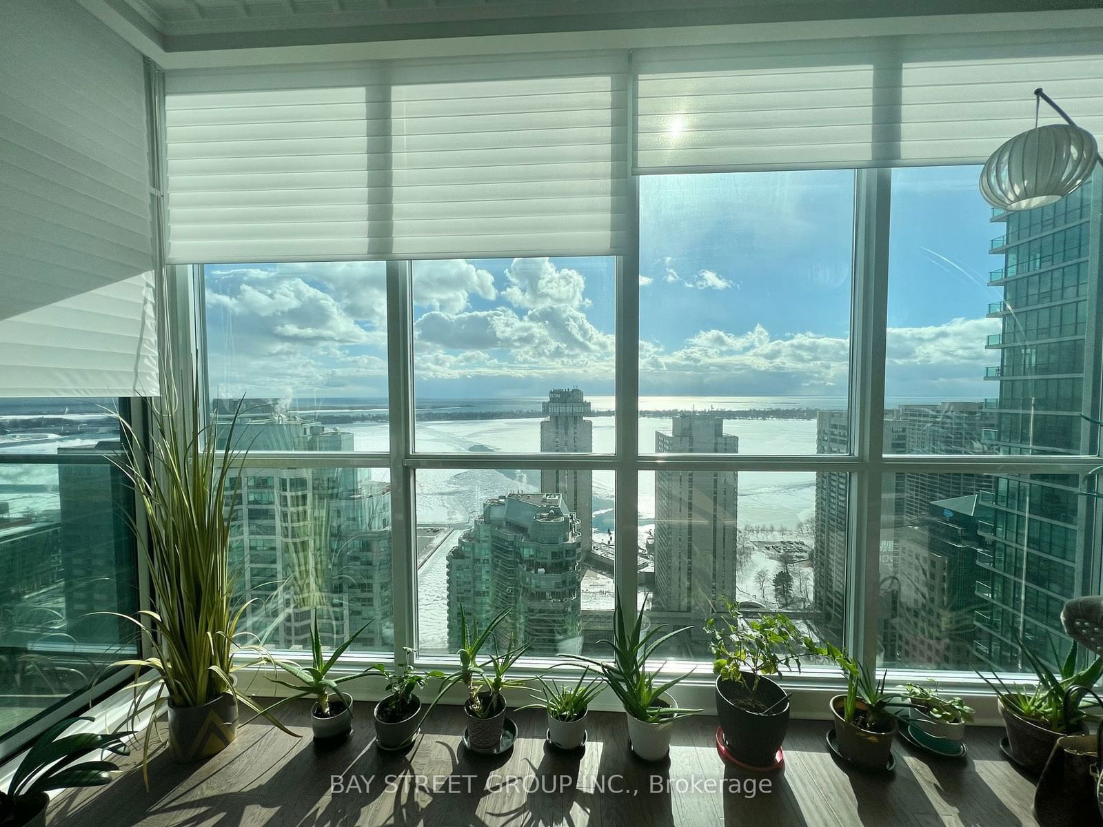 Condo for lease at 4008-16 Harbour Street, Toronto, Waterfront Communities C1, M5J 2Z7 - MLS: C11956651