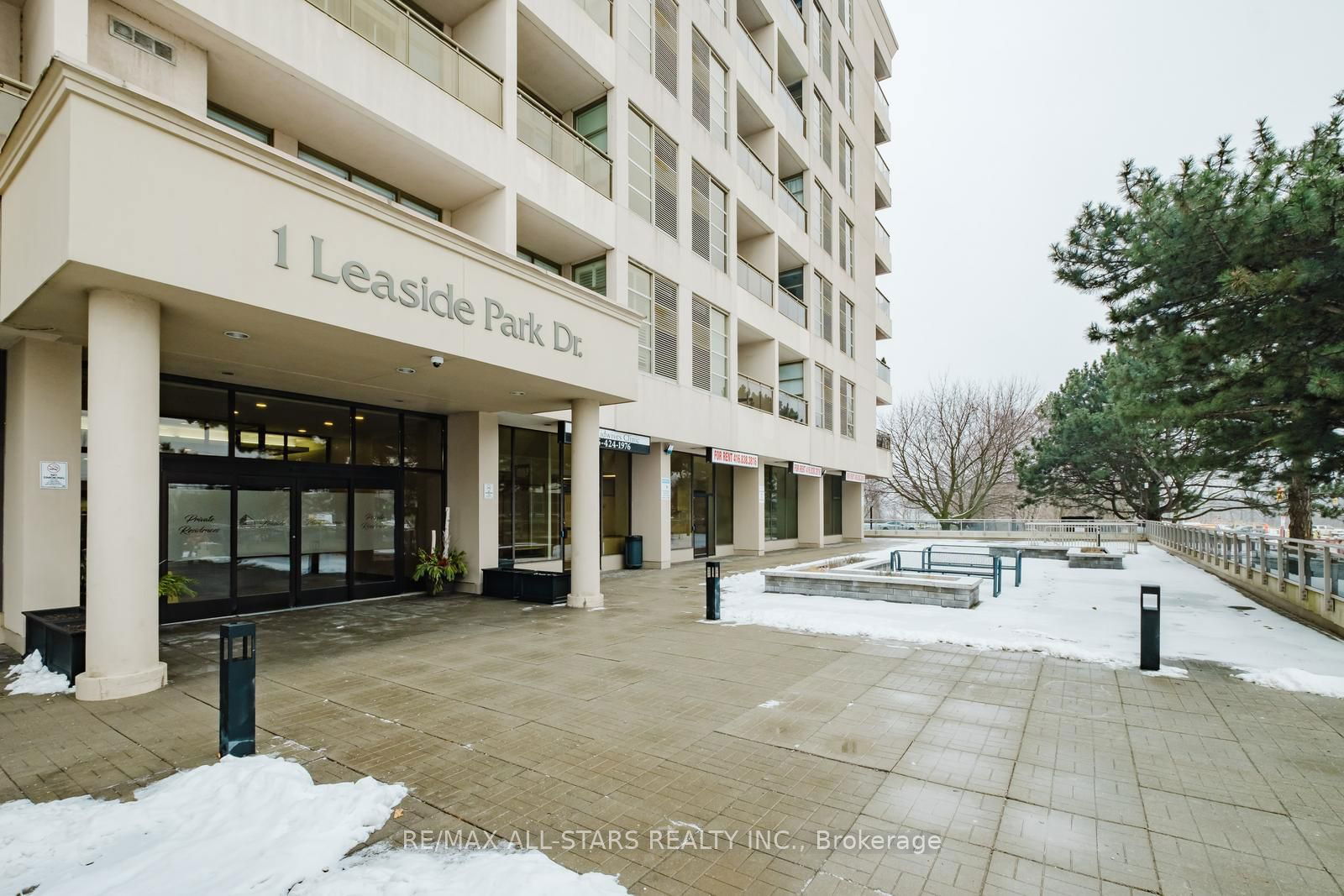 Condo for sale at 303-1 Leaside Park Drive, Toronto, Thorncliffe Park, M4H 1R1 - MLS: C11957343