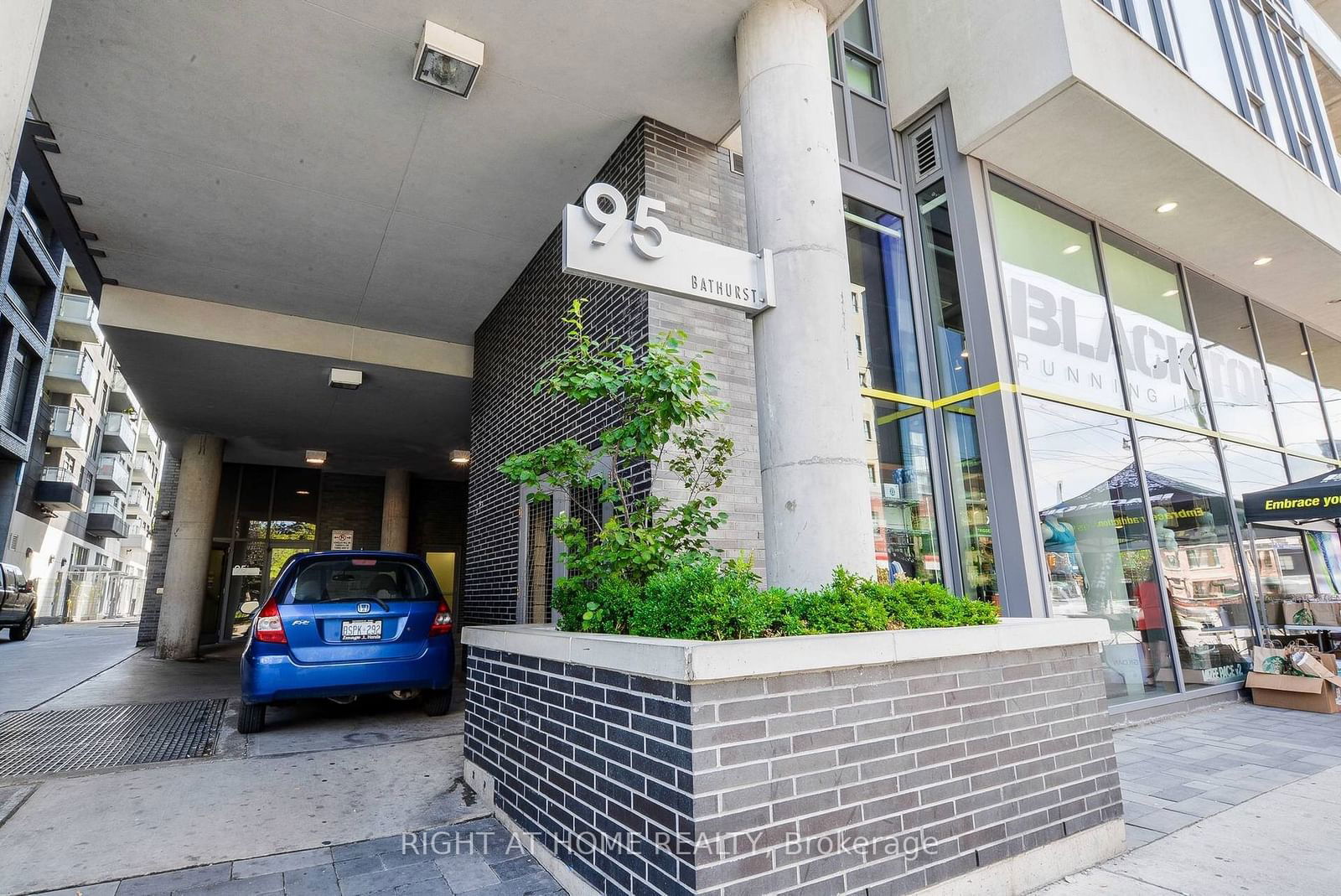 Condo for lease at 424-95 Bathurst Street, Toronto, Waterfront Communities C1, M5V 0H7 - MLS: C11957766