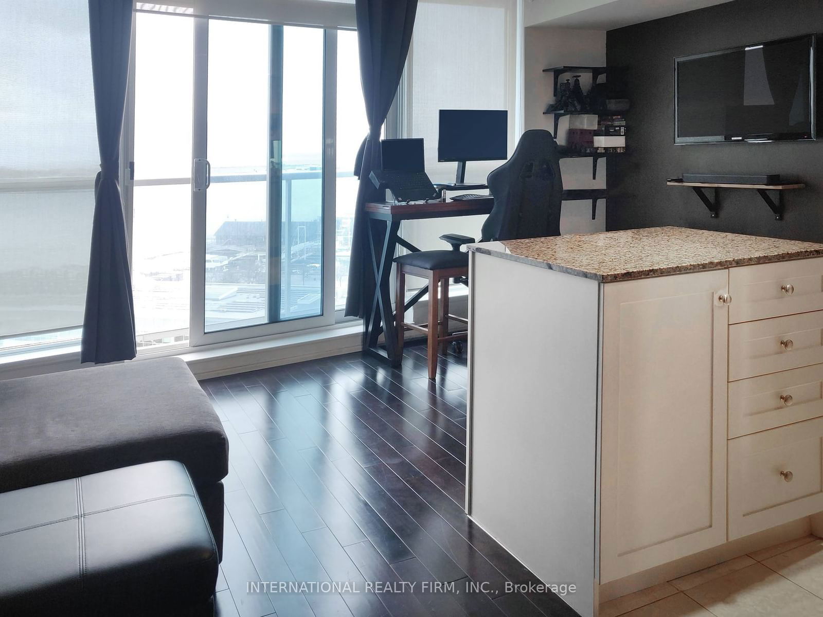 Condo for sale at 1609-208 Queens Quay, Toronto, Waterfront Communities C1, M5J 2Y5 - MLS: C11958240