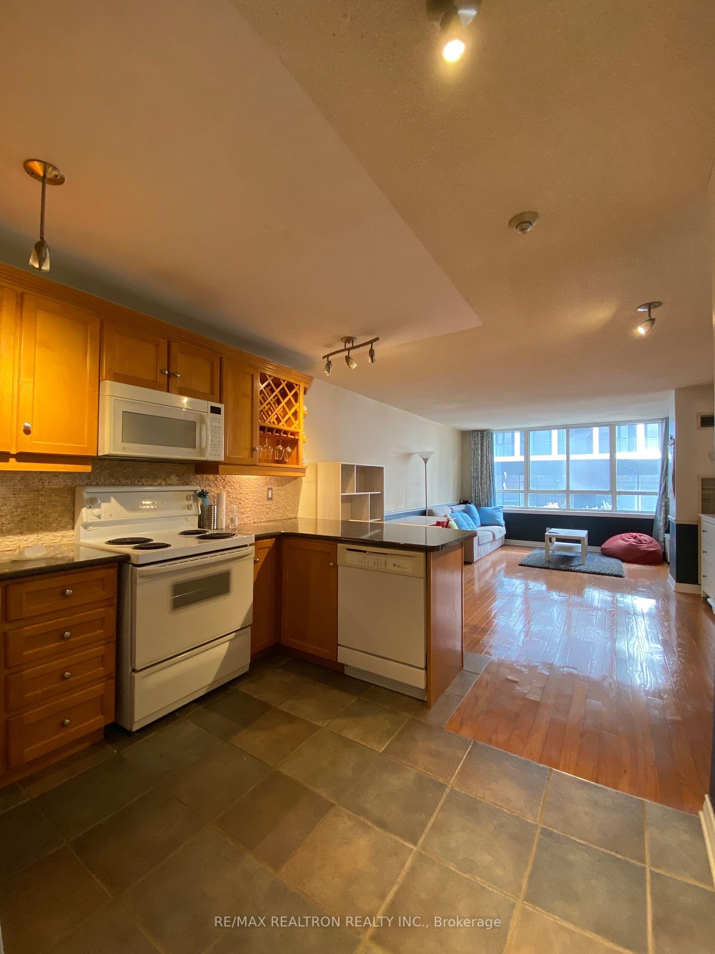 Condo for lease at 706-633 Bay Street, Toronto, Bay Street Corridor, M5G 2G4 - MLS: C11960650