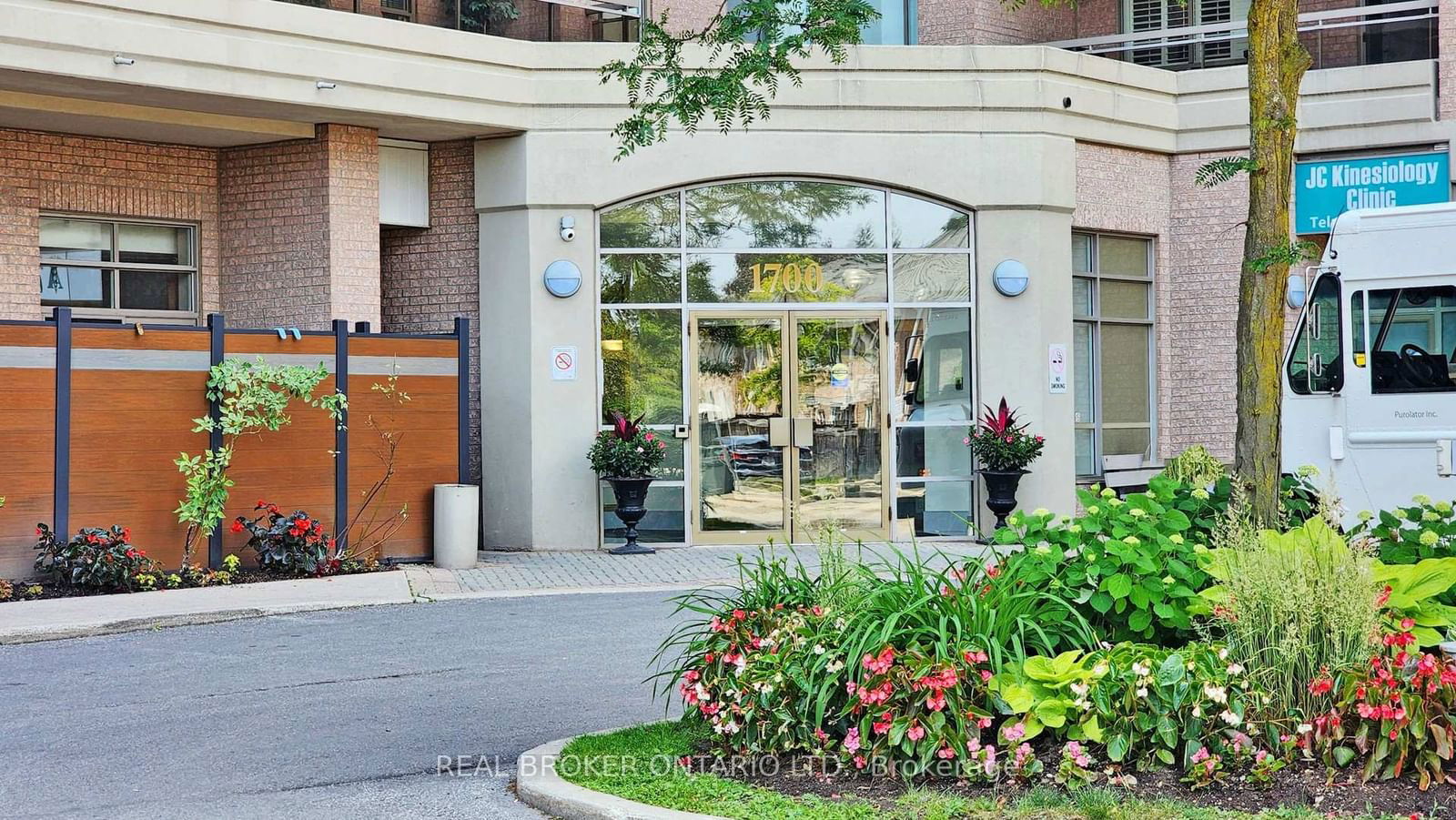 Condo sold at 917-1700 Eglinton Avenue, Toronto, Victoria Village, M4A 2X4 - MLS: C11964703