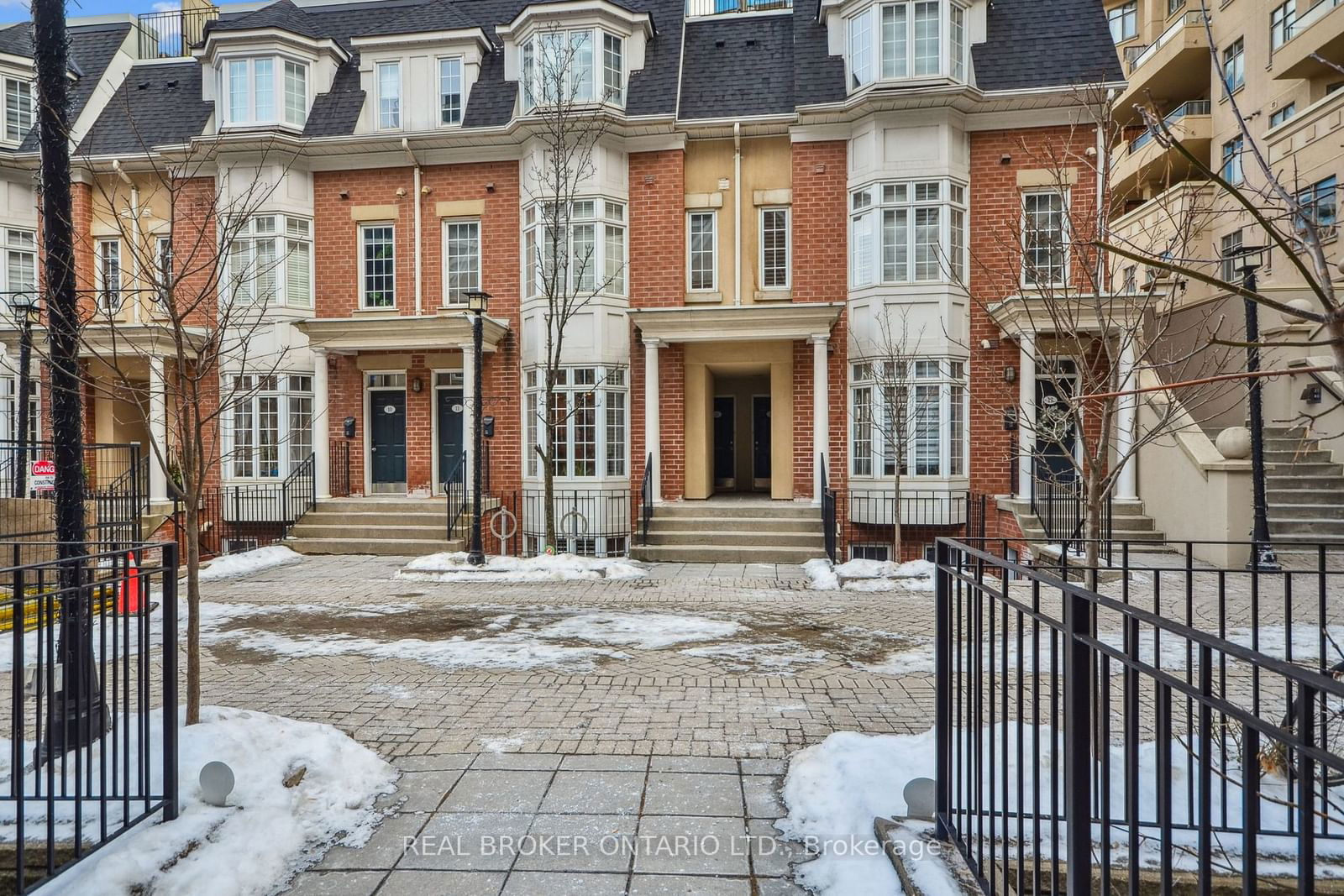 Townhouse leased at 12-11 Niagara Street, Toronto, Waterfront Communities C1, M5V 3N9 - MLS: C11965336