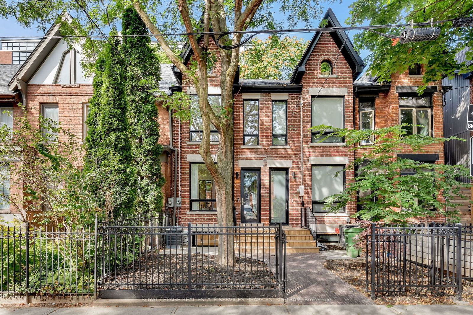 Townhouse sold at 100 Sumach Street, Toronto, Regent Park, M5A 3J9 - MLS: C11967218