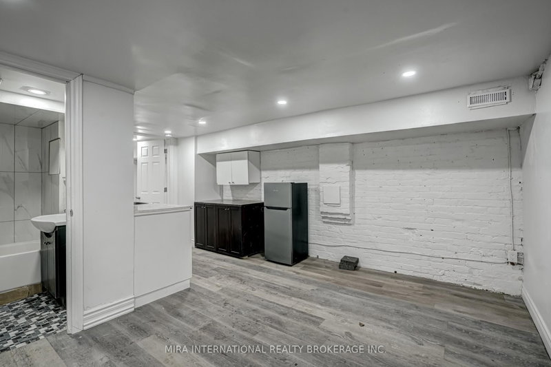 B2 - 177 Carlton St, Toronto, M5A 2K3 | Image 3