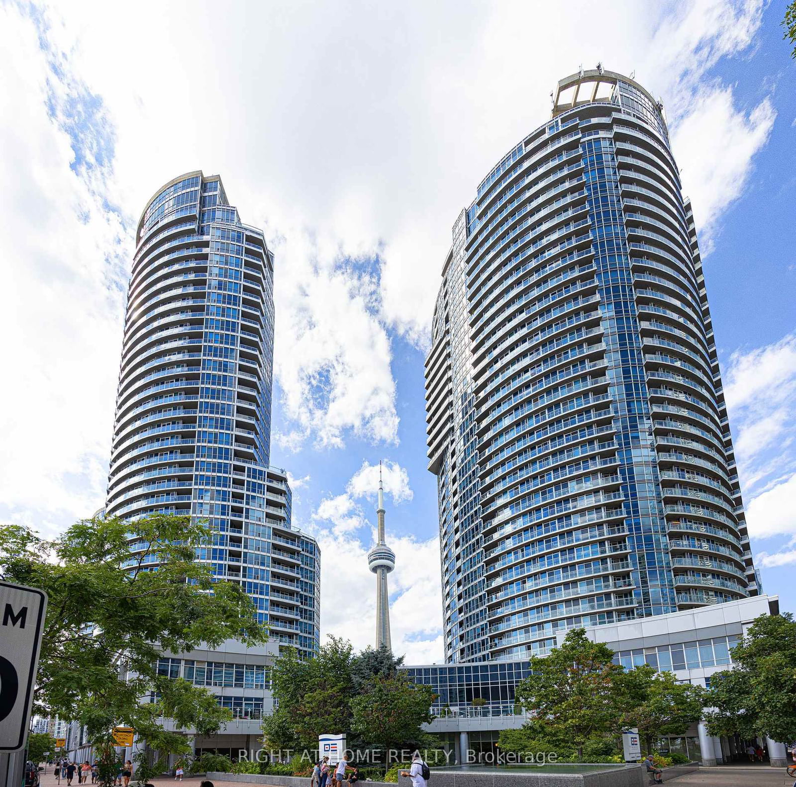 Condo for sale at 2113-208 Queens Quay, Toronto, Waterfront Communities C1, M5J 1A7 - MLS: C11968724