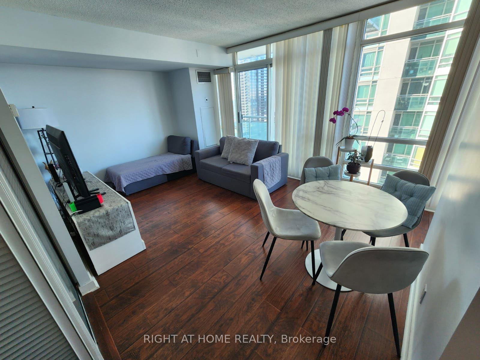 Condo for lease at 2001-381 Front Street, Toronto, Waterfront Communities C1, M5V 3R8 - MLS: C11969565