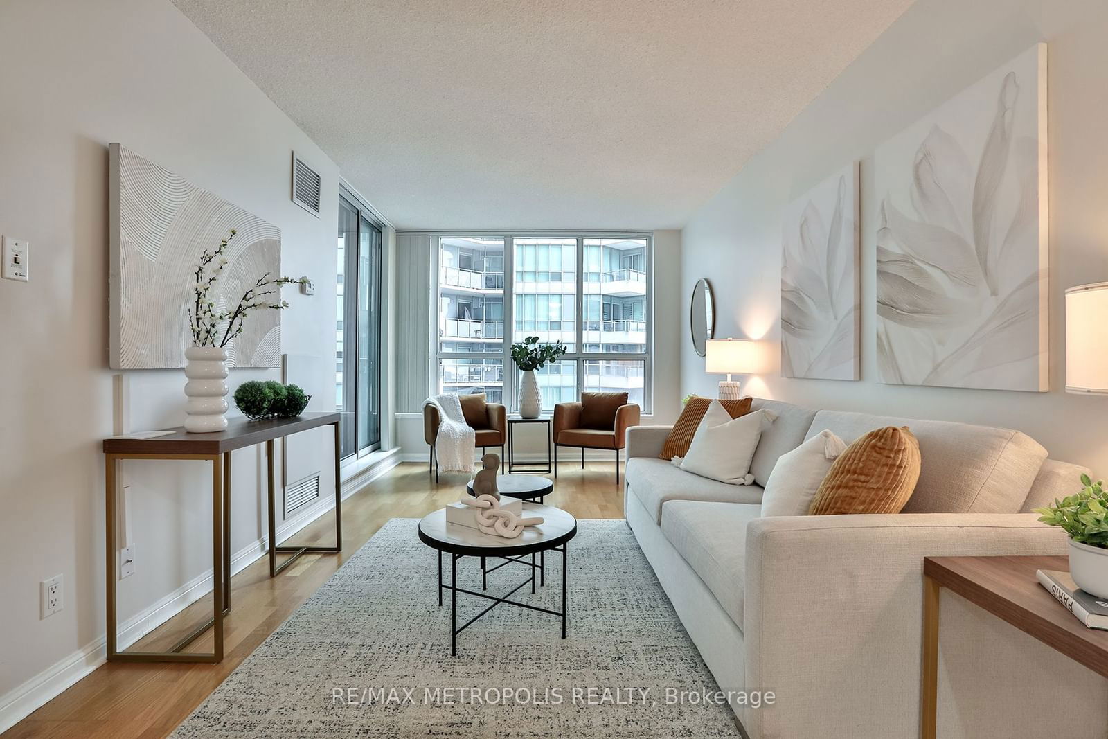 Condo for sale at 820-230 Queens Quay, Toronto, Waterfront Communities C1, M5J 2Y7 - MLS: C11969687