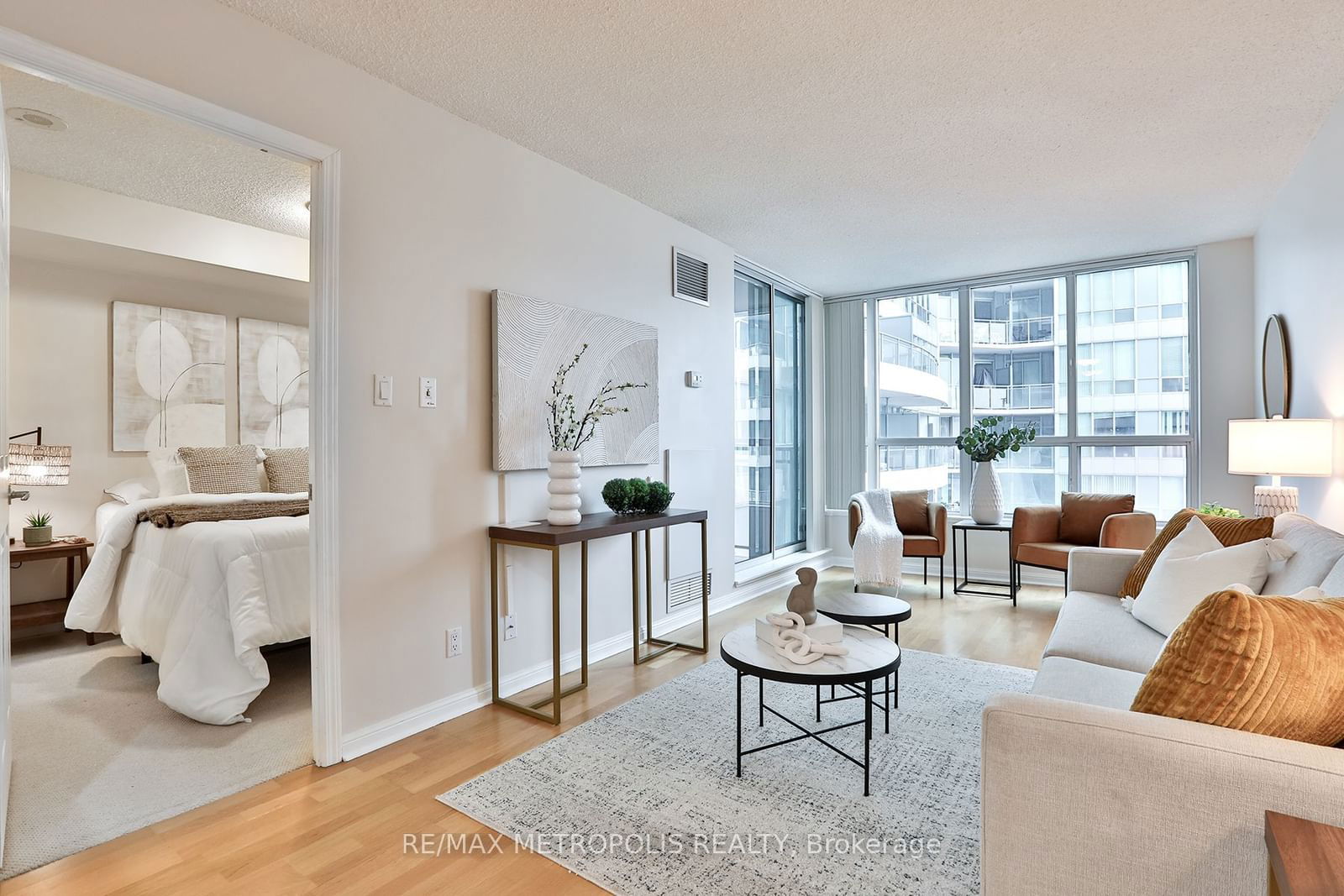 Condo for sale at 820-230 Queens Quay, Toronto, Waterfront Communities C1, M5J 2Y7 - MLS: C11969687