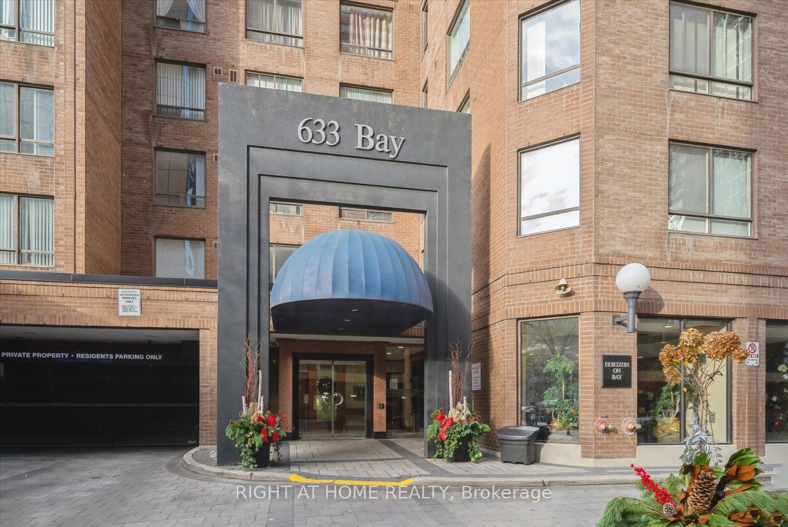 Condo for sale at 1407-633 Bay Street, Toronto, Bay Street Corridor, M5G 2G4 - MLS: C11969792