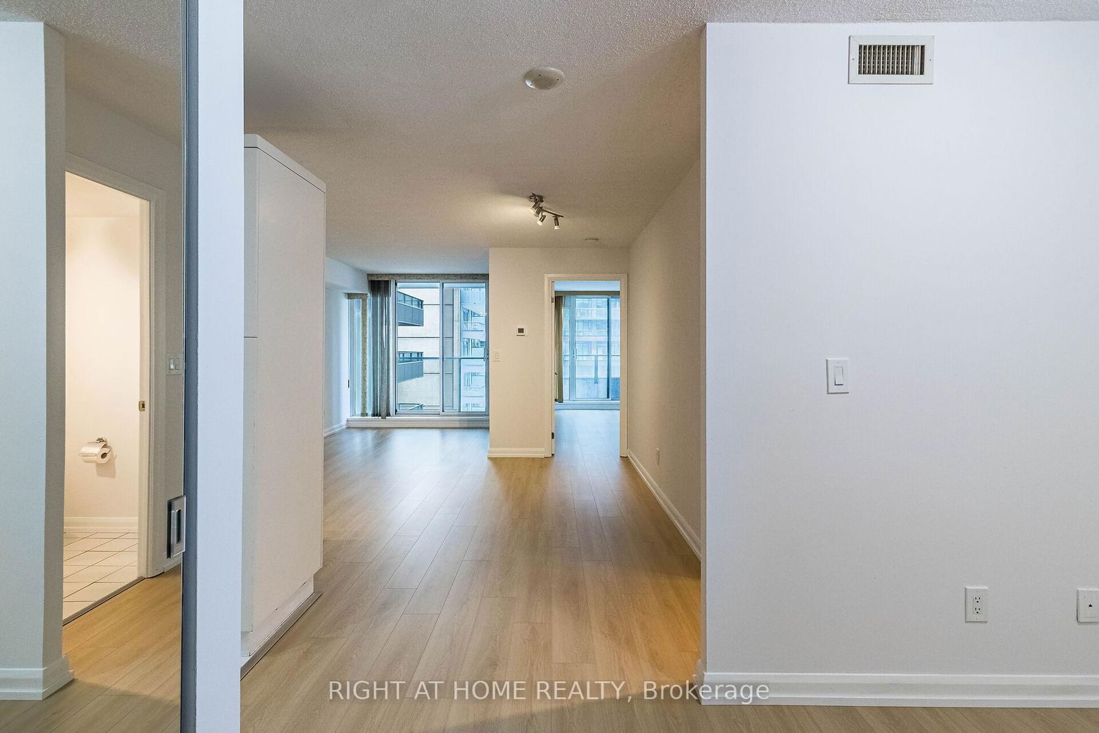 Condo leased at 1038-111 Elizabeth Street, Toronto, Bay Street Corridor, M5G 1P7 - MLS: C11969860