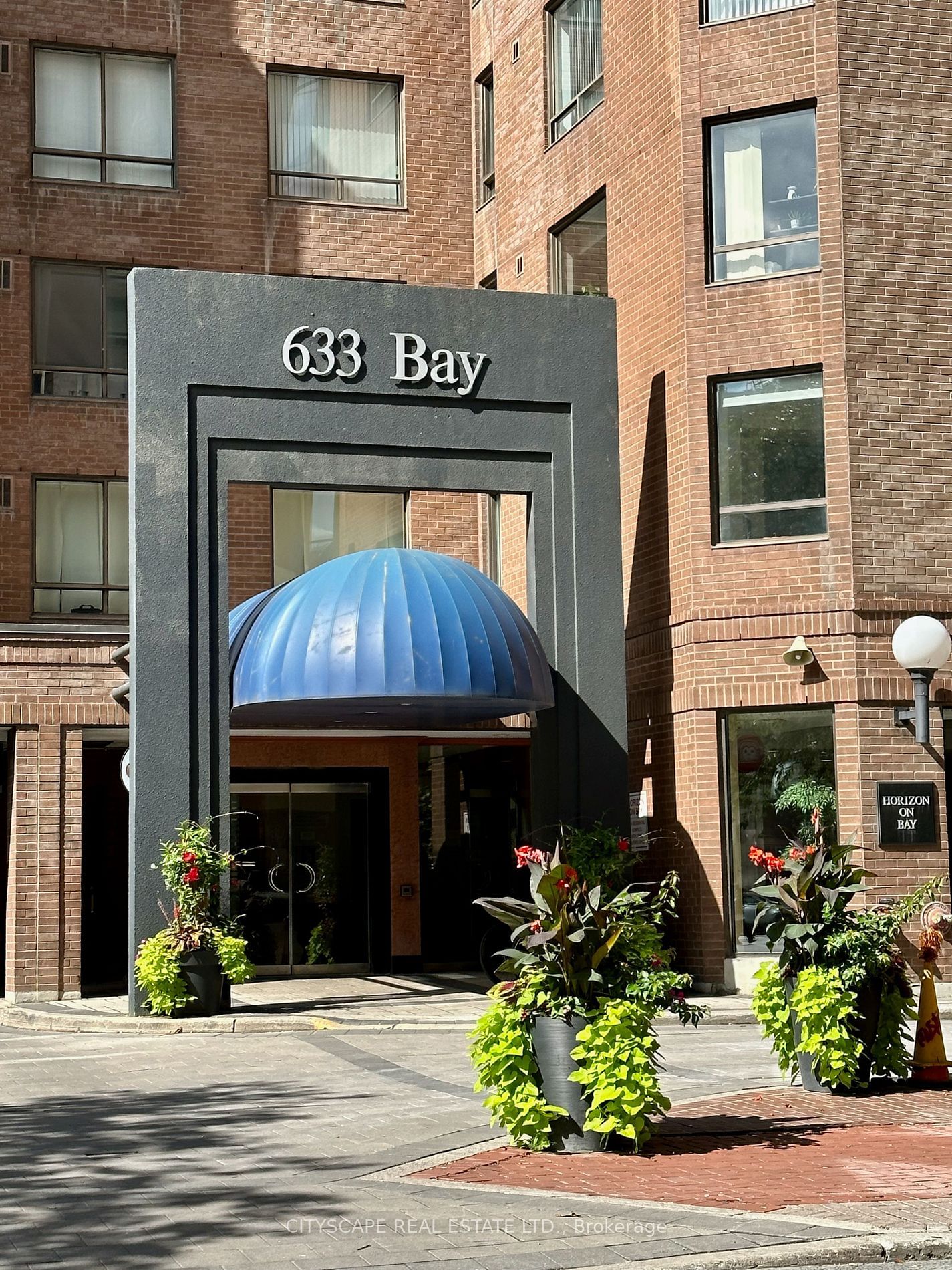 Condo for sale at 922-633 Bay Street, Toronto, Bay Street Corridor, M5G 2G4 - MLS: C11970781