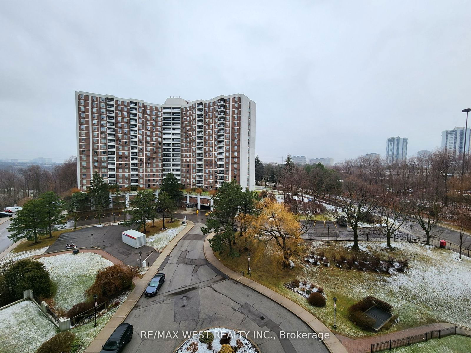 Building at 10 Edgecliff Gfwy, Toronto, Flemingdon Park