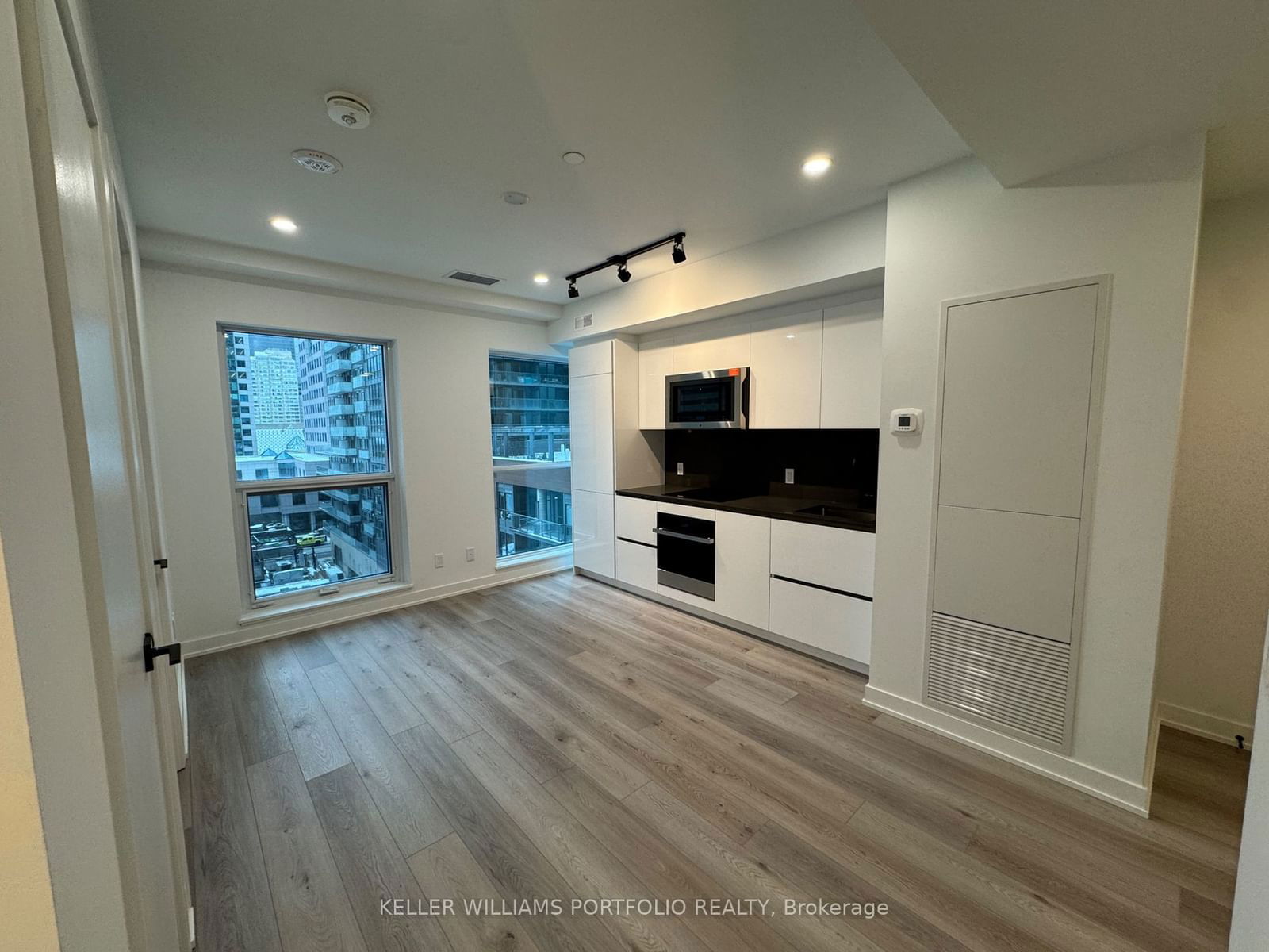 Condo for sale at 601-327 King Street, Toronto, Waterfront Communities C1, M5V 0W7 - MLS: C11972445