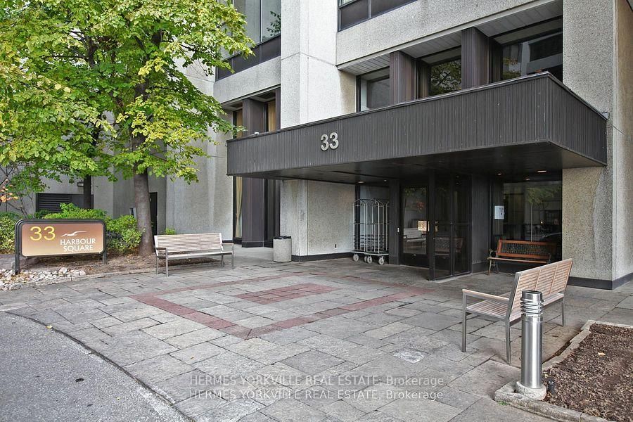 Condo for lease at 823-33 Harbour Square, Toronto, Waterfront Communities C1, M5J 2G2 - MLS: C11974469