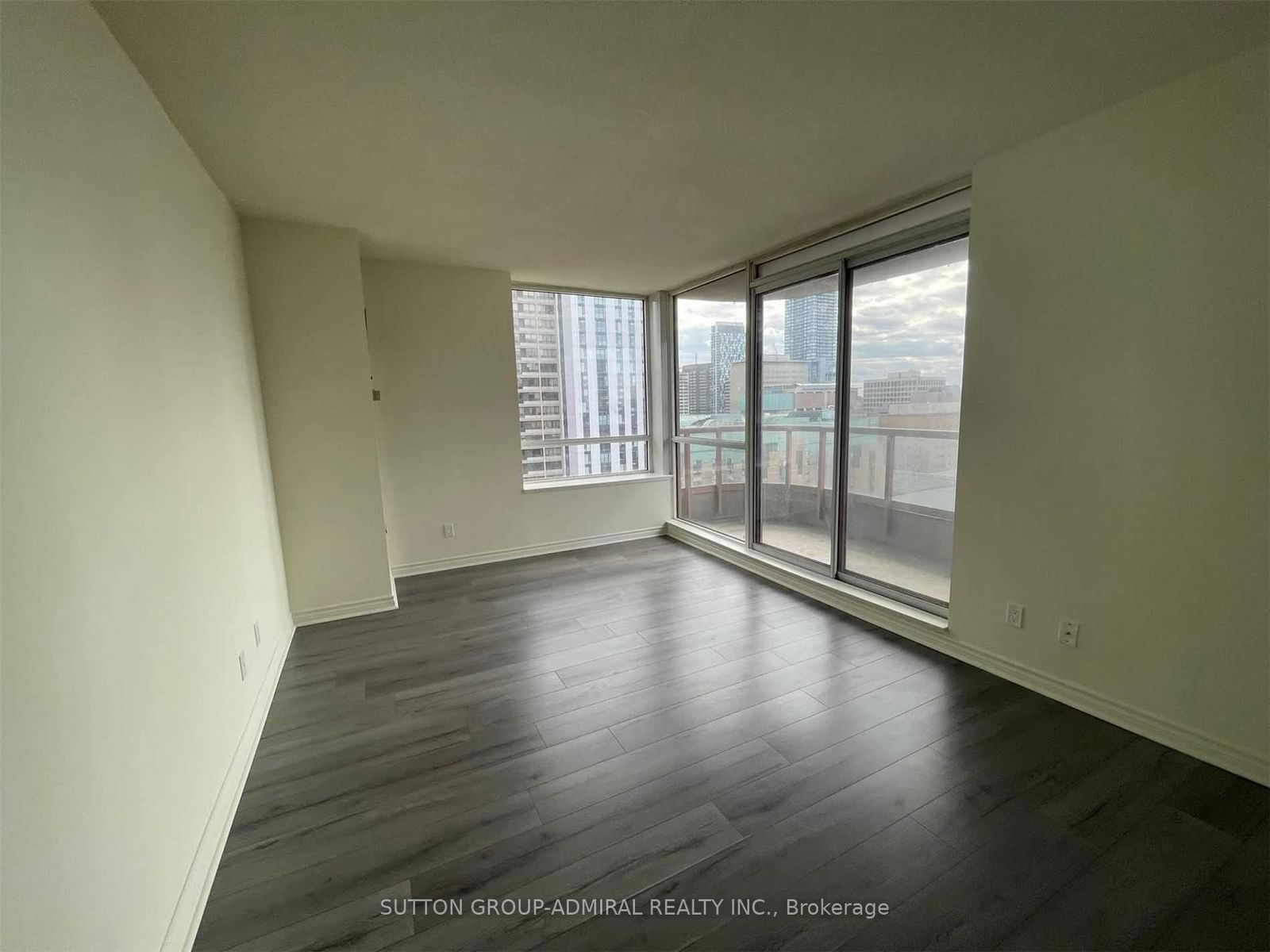 Condo for lease at 605-736 Bay Street, Toronto, Bay Street Corridor, M5G 2M4 - MLS: C11975526