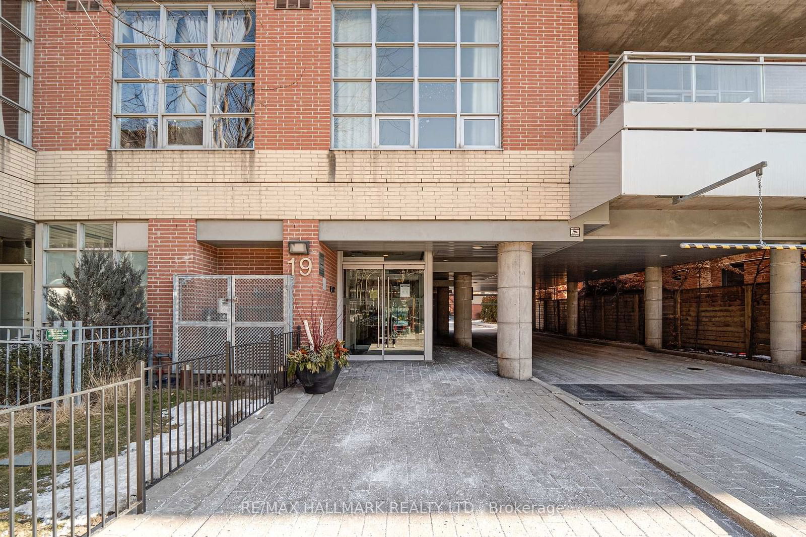 Condo for lease at 302-19 Brant Street, Toronto, Waterfront Communities C1, M5V 2L9 - MLS: C11975666