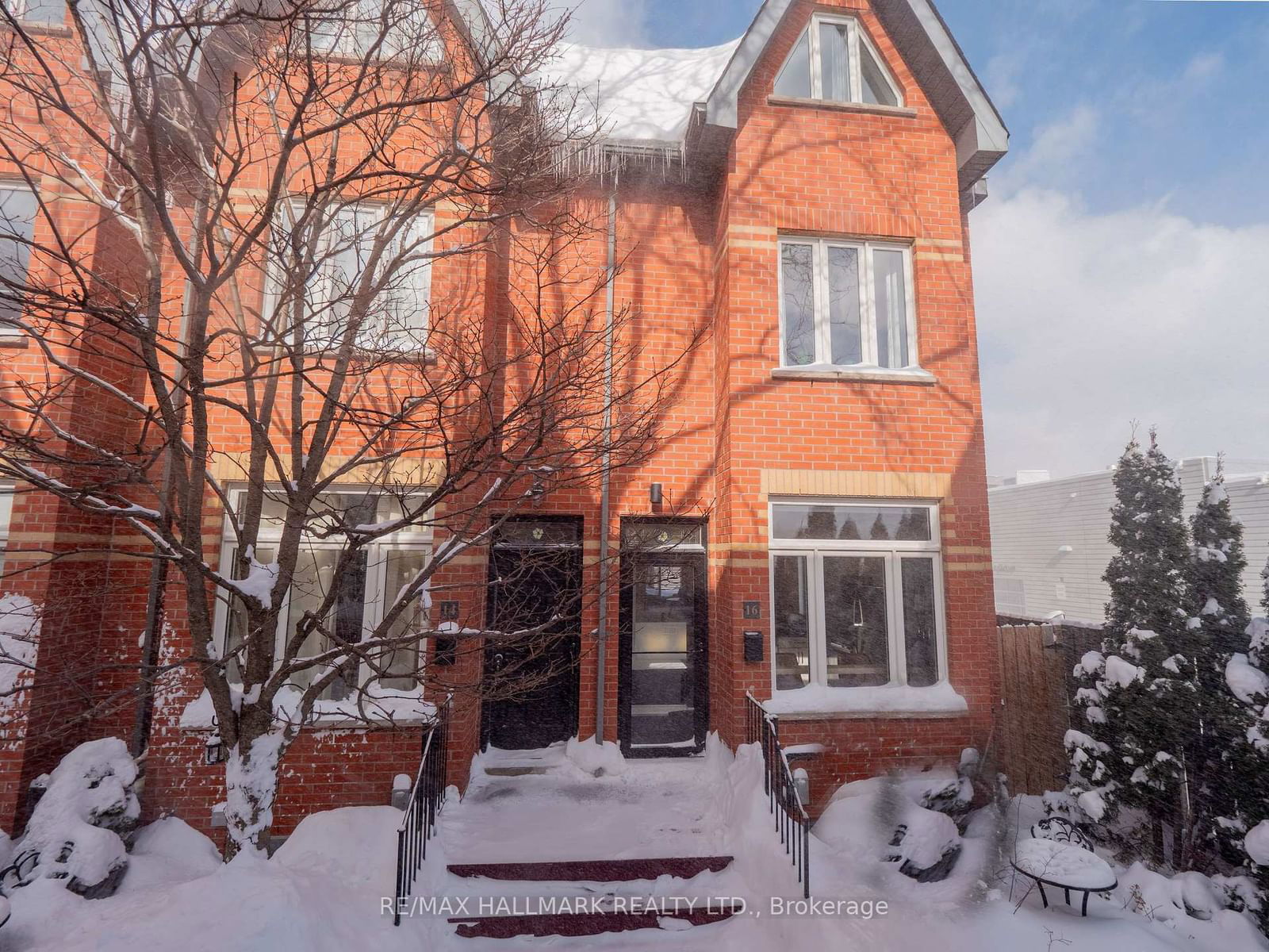 Semi-Detached House sold at 16 Old Primrose Lane, Toronto, Regent Park, M5A 4T1 - MLS: C11977628