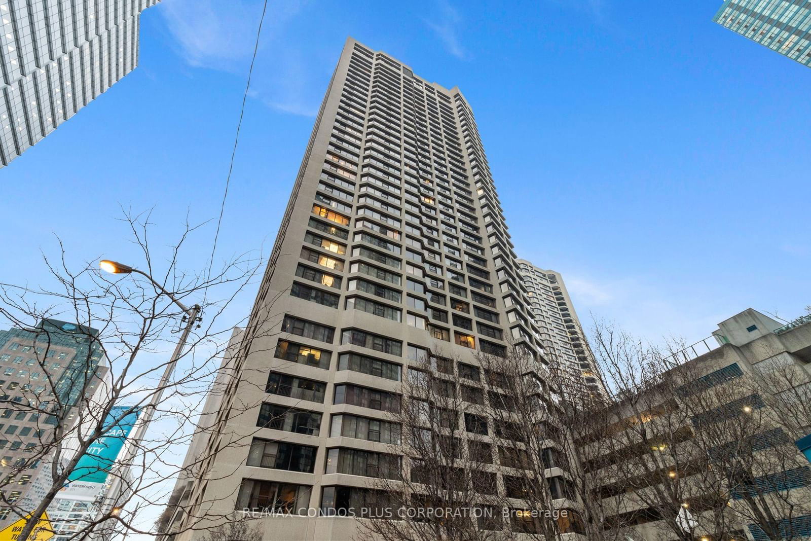 Condo for lease at 2711-55 Harbour Square, Toronto, Waterfront Communities C1, M5J 2L1 - MLS: C11978074