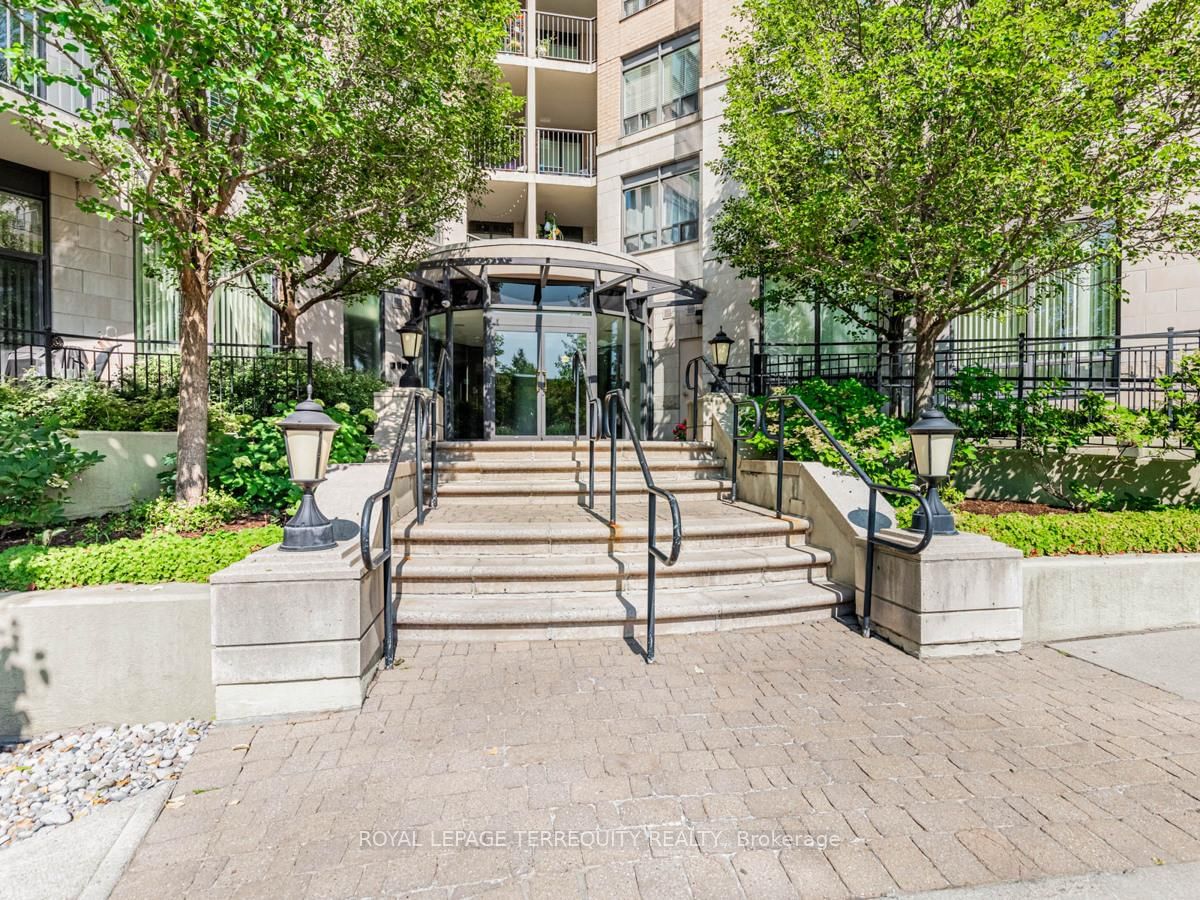 Condo for sale at 113-16 Dallimore Circle, Toronto, Banbury-Don Mills, M3C 4C4 - MLS: C11979294