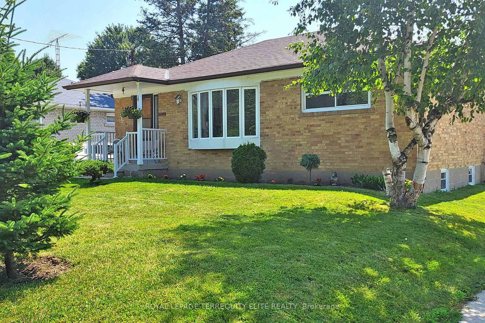 Detached House for sale at 207 Blake Avenue, Toronto, Newtonbrook West, M2M 1B6 - MLS: C11980126