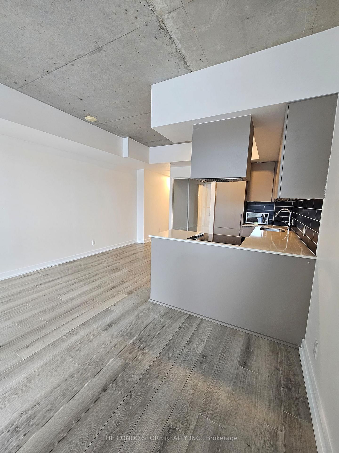 Condo for lease at 225-5 Hanna Avenue, Toronto, Niagara, M6K 0B3 - MLS: C11980198