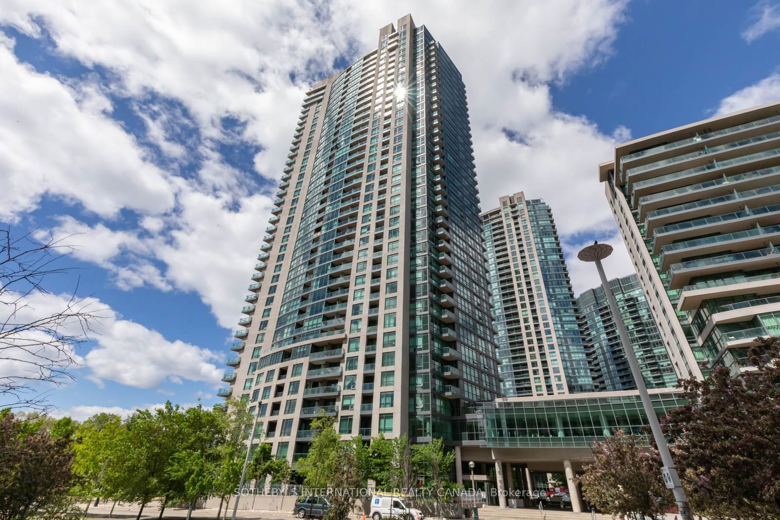 Building at 215 Fort York Boulevard, Toronto, Niagara