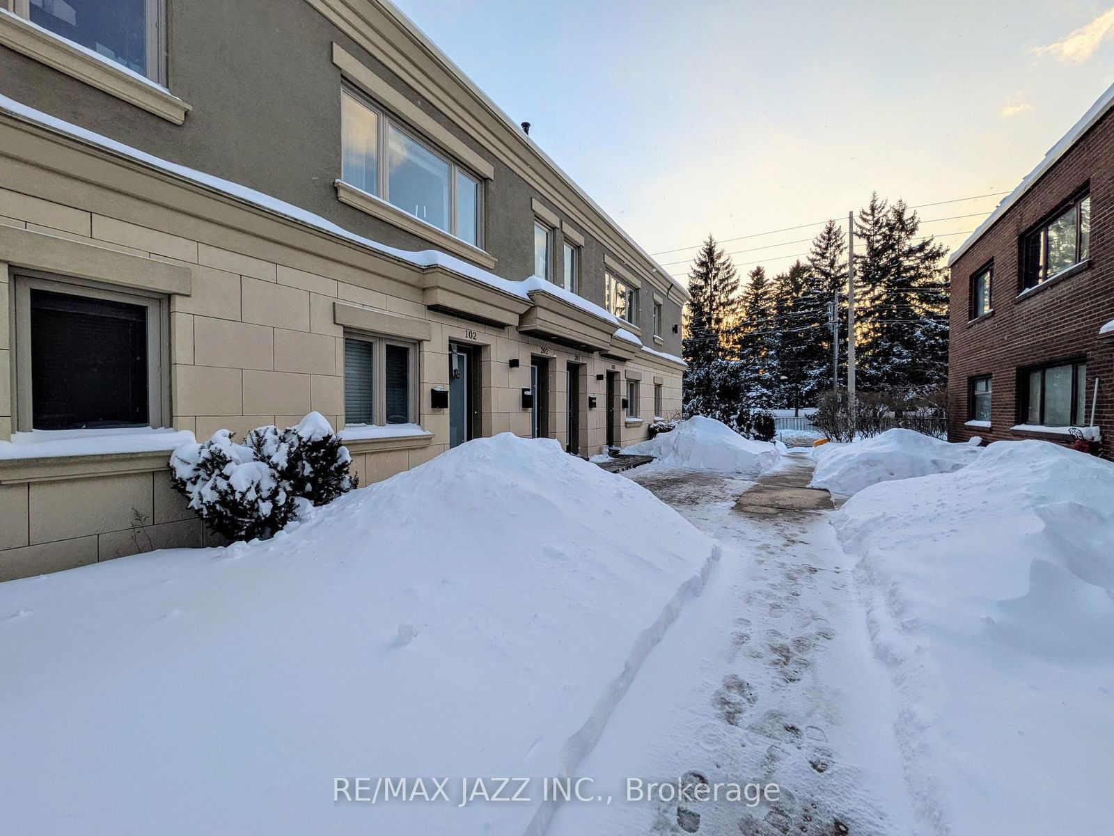 Semi-Detached House for lease at 102-1303 Bayview Avenue, Toronto, Leaside, M4G 2Z8 - MLS: C11982503