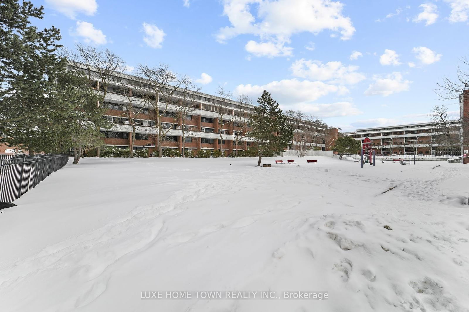 Townhouse sold at 121-95 Leeward Glwy, Toronto, Flemingdon Park, M3C 2Z6 - MLS: C11983691