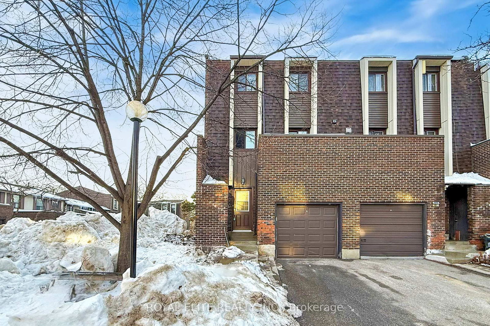 Townhouse sold at 65 Spire Hill Way, Toronto, Hillcrest Village, M2H 3A5 - MLS: C11986837