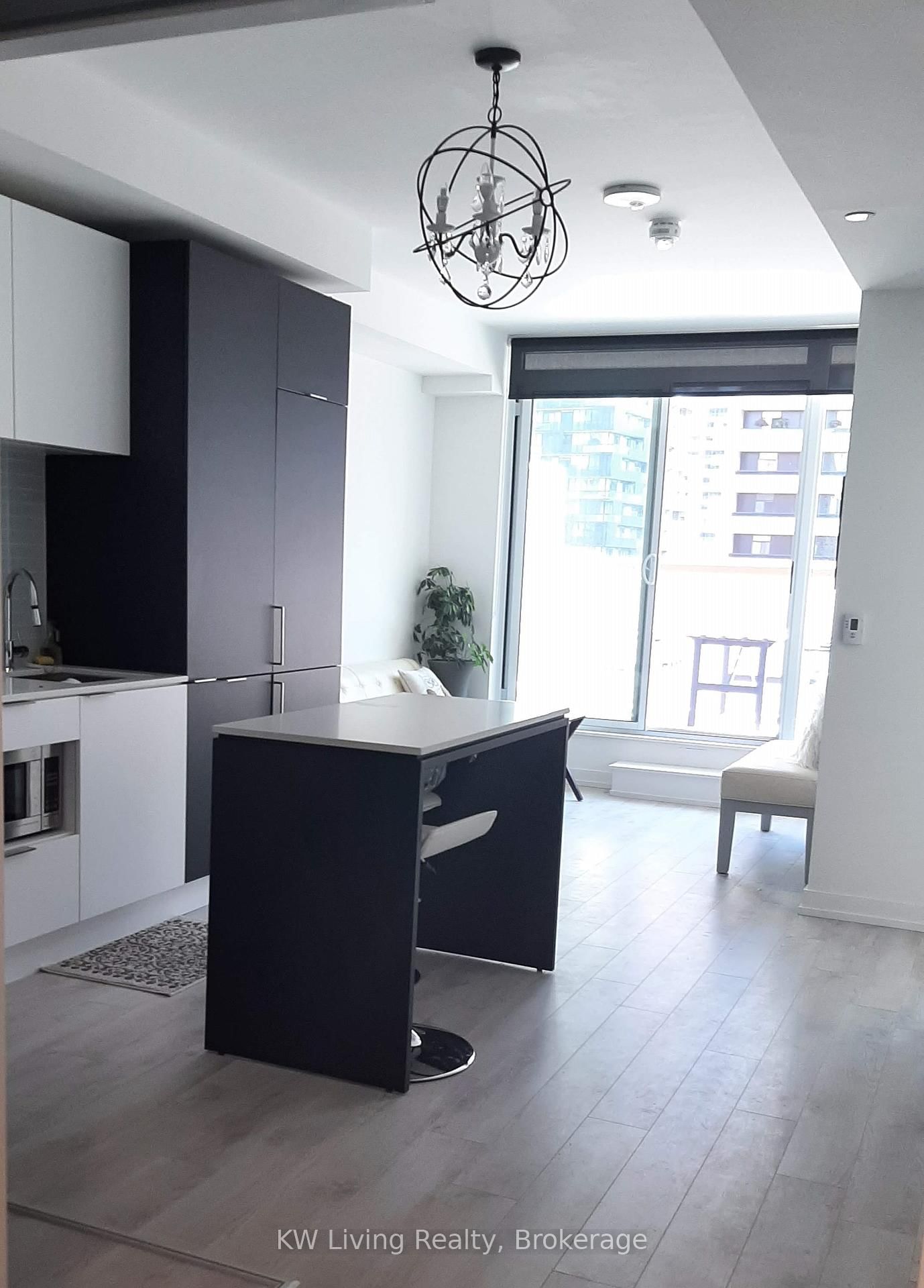 Condo for lease at 615-33 Helendale Avenue, Toronto, Yonge-Eglinton, M4R 0A4 - MLS: C11986854