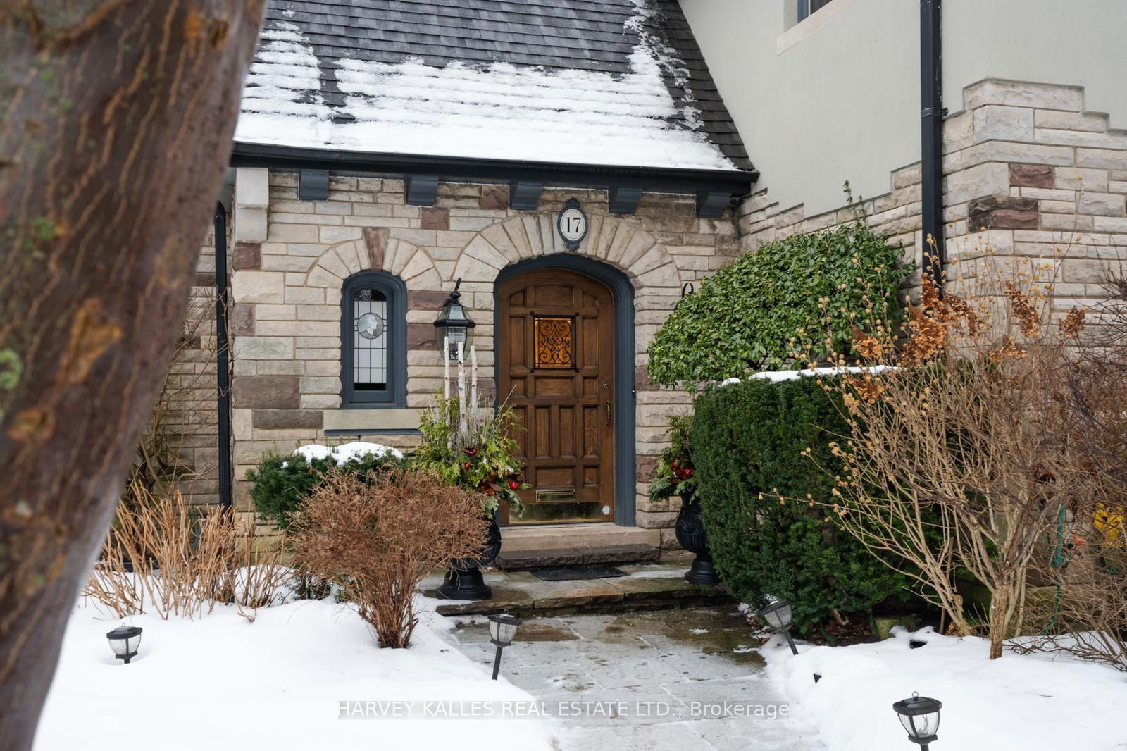 Detached House sold at 17 Robinwood Avenue, Toronto, Forest Hill South, M5P 1X6 - MLS: C11987041