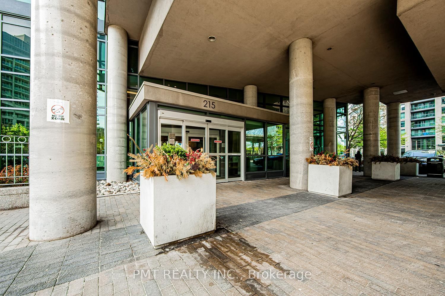 Condo for lease at 904-215 Fort York Boulevard, Toronto, Niagara, M5V 4A2 - MLS: C11987808