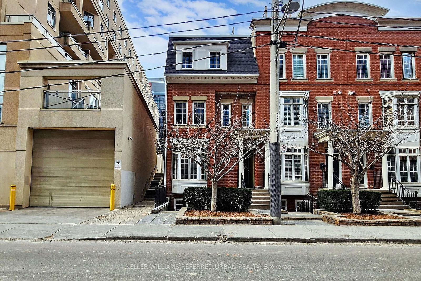 Townhouse leased at 4A Portland Street, Toronto, Waterfront Communities C1, M5V 3N6 - MLS: C11988381