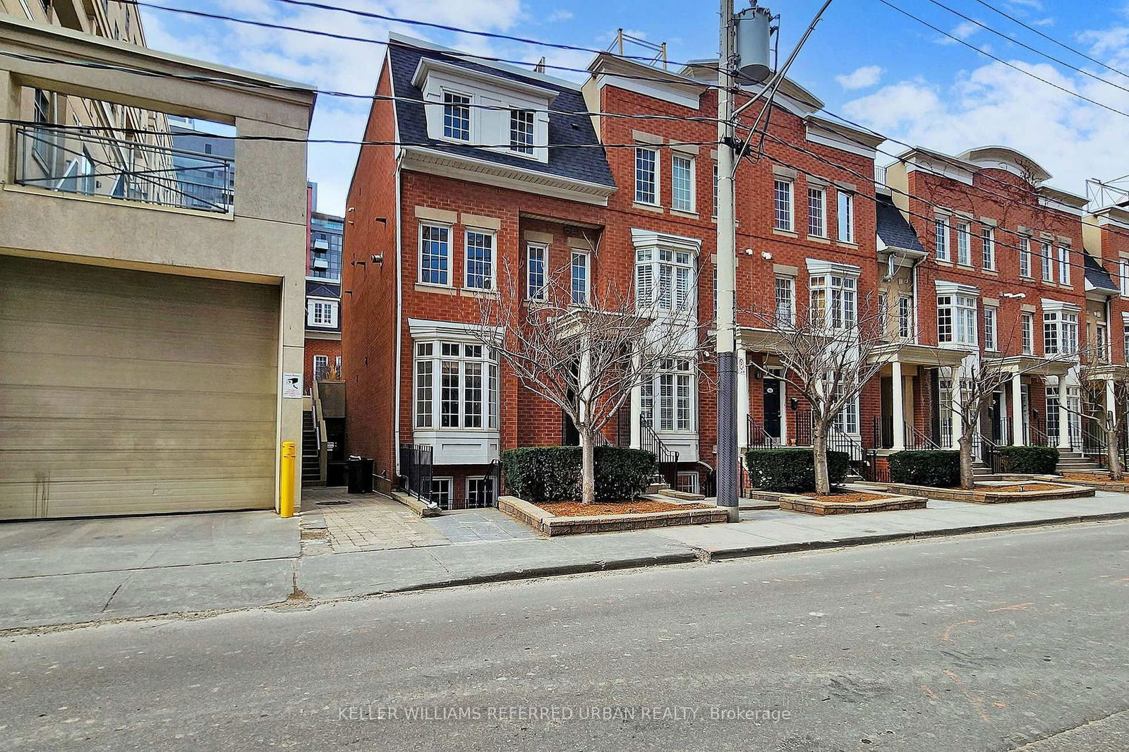 Townhouse leased at 4A Portland Street, Toronto, Waterfront Communities C1, M5V 3N6 - MLS: C11988381