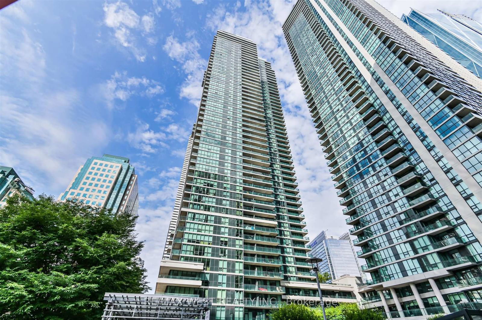 Condo for sale at 903-33 Bay Street, Toronto, Waterfront Communities C1, M5J 2Z3 - MLS: C11988887