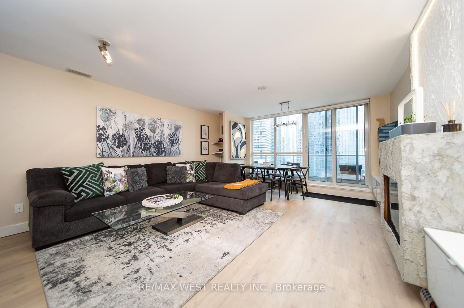 Condo for lease at 1502-8 York Street, Toronto, Waterfront Communities C1, M5J 2Y2 - MLS: C11993880